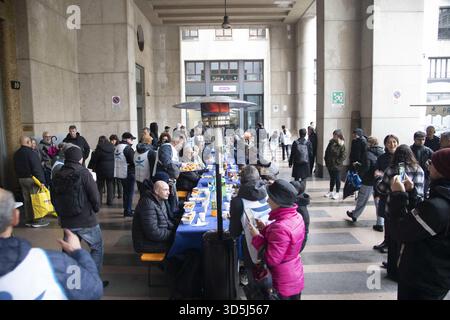 Mailand, Italien. November 2025. Mailand, Piazza Affari, Welttag der Armen und Jubiläum der Armen, Progetto Arca organisiert ein großes Mittagessen auf der Piazza Affari, wo Freiwillige schutzbedürftige Familien und bedürftige Einzelpersonen willkommen heißen. Quelle: Unabhängige Fotoagentur/Alamy Live News Stockfoto