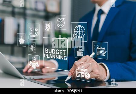 Budgetplanung, Geschäftsmann, der ein Tablet für die Budgetplanung mit Finanzsymbolen verwendet. Konzept der digitalen Finanzstrategie, Investitionen, Geldmanagement, Stockfoto