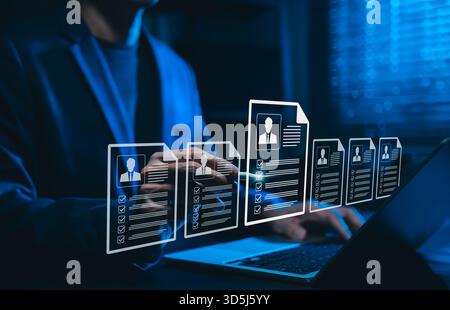 Konzept der Personalbeschaffung und Personalbeschaffung. Die professionelle Auswahl von Lebensläufen mit Kandidatenprofilen symbolisiert KI-gestützte Einstellung, digitaler Lebenslauf Stockfoto