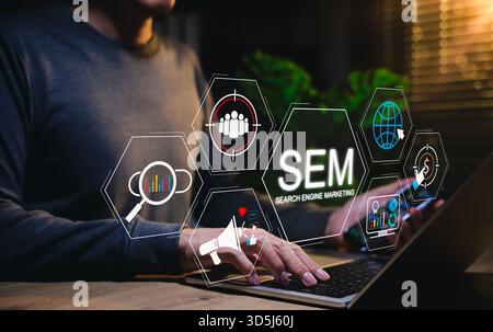 SEM Search Engine Marketing Konzept. Professionelle Nutzung von Notebooks mit zielgerichteten Symbolen, Analysen, bezahlten Anzeigen und globaler Reichweite Stockfoto