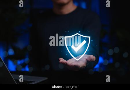 Person mit einem leuchtenden digitalen Schild mit einem Häkchen für Online-Sicherheit, Sicherheit, Cybersicherheit, Versicherung, Vertrauen, Stockfoto