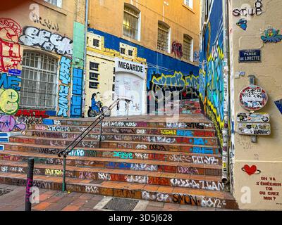 Marseille, Frankreich, 10. Oktober 2025: Bunte Straßenkunst auf Treppen und Wänden im historischen panier-Viertel Stockfoto