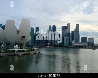 SINGAPUR CITY, SINGAPUR - 12. MÄRZ 2024: Blick auf Marina Bay Sands, Helix Bridge und ArtScience Museum in Marina Bay, Singapur City. Stockfoto