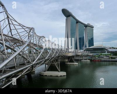 SINGAPUR CITY, SINGAPUR - 12. MÄRZ 2024: Blick auf Marina Bay Sands, Helix Bridge und ArtScience Museum in Marina Bay, Singapur City. Stockfoto