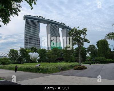 SINGAPUR CITY, SINGAPUR - 12. MÄRZ 2024: Blick auf Marina Bay Sands, Helix Bridge und ArtScience Museum in Marina Bay, Singapur City. Stockfoto