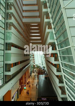 SINGAPUR CITY, SINGAPUR - 12. MÄRZ 2024: Blick auf Marina Bay Sands, Helix Bridge und ArtScience Museum in Marina Bay, Singapur City. Stockfoto