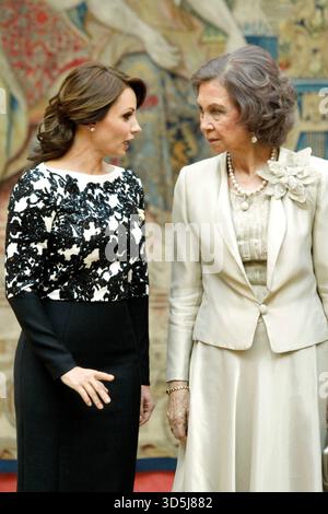 König Juan Carlos von Spanien und Königin Sofia von Spanien nehmen am 10. Juni 2014 im El Pardo Palace in Madrid, Spanien, an einem Empfang zu Ehren des mexikanischen Präsidenten Enrique Pena Nieto und seiner Frau Angelica Rivera teil. Stockfoto