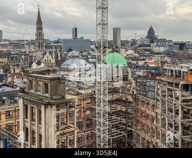 Belgien, Brüssel, 31. Dezember 2024; Brüsseler Stadtbild mit einer Baustelle mit einem Turmkran, die städtebauliche und historische Entwicklung zeigt Stockfoto