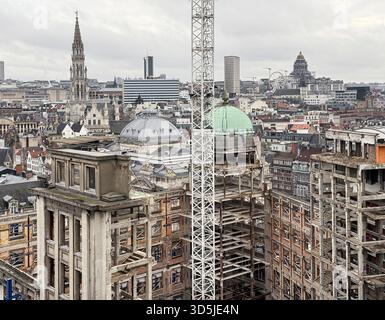 Belgien, Brüssel, 31. Dezember 2024; Dekonstruktions- und Wiederaufbauarbeiten finden im Stadtzentrum von brüssel statt, mit dem brüsseler Rathaus und dem Stockfoto