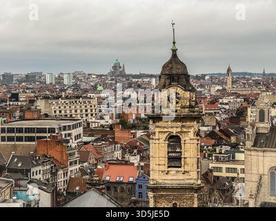 Belgien, Brüssel, 31. Dezember 2024; Panoramablick auf die brüsseler Dächer mit markantem Uhrenturm und nationaler Basilika des Heiligen Herzens darunter Stockfoto