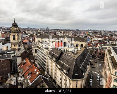 Belgien, Brüssel, 31. Dezember 2024; Panoramablick auf das Stadtzentrum von Brüssel mit der Kirche unserer Lieben Frau von der Kapelle und dem Riesenrad, belgien Stockfoto