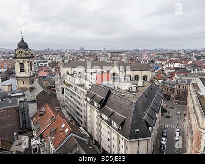 Belgien, Brüssel, 31. Dezember 2024; erhöhtes Stadtbild von brüssel mit Kirchturm, Riesenrad, Kirche unserer Lieben Frau von der Kapelle und d Stockfoto