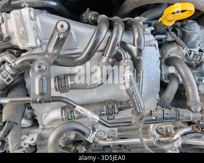 Nahaufnahme eines modernen Motormotors mit Rohren und Kabeln Stockfoto