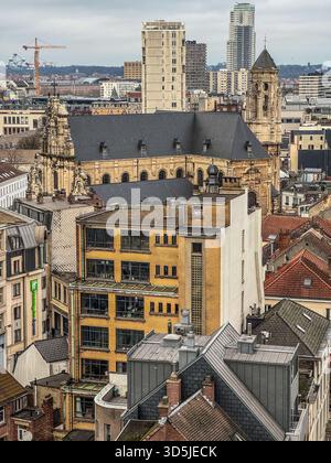 Belgien, Brüssel, 31. Dezember 2024; Kirche Saint Jean dominiert die Stadtlandschaft von Brüssel, belgien, umgeben von modernen und historischen Gebäuden Stockfoto