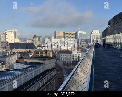 Belgien, Brüssel, 31. Dezember 2024; moderne Dachterrasse mit Panoramablick auf die Brüsseler Stadtlandschaft, die zeitgenössische Architektur mit Hi verbindet Stockfoto