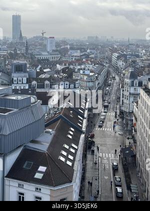 Belgien, Brüssel, 31. Dezember 2024; Luftaufnahme des brüsseler Stadtzentrums mit Südturm und Dächern, Straße Van Artevelde und Wolkenkratzer, BE Stockfoto