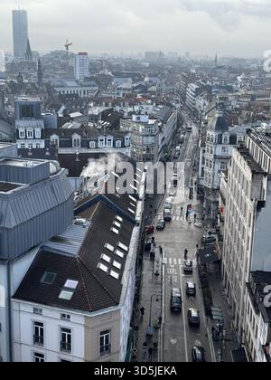 Belgien, Brüssel, 31. Dezember 2024; Autos fahren die Stadtstraße Van Artevelde in brüssel, belgien, mit dem Südturm und den umliegenden Gebäuden Stockfoto