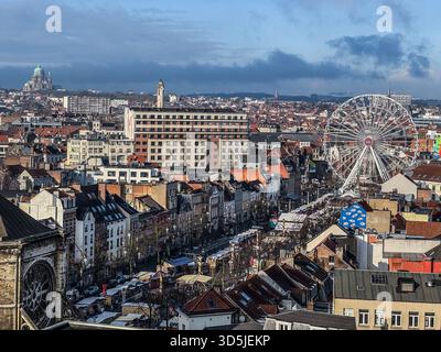 Belgien, Brüssel, 31. Dezember 2024; Riesenrad, das während des weihnachtsmarktes über dem Stadtbild von Brüssel, belgien steht und einen fe Stockfoto