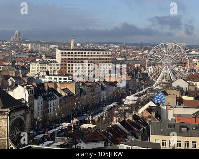 Belgien, Brüssel, 31. Dezember 2024; aus der Vogelperspektive von Brüssel, belgien, mit einem markanten Riesenrad, weihnachtsmarktständen und dem Basilikum Stockfoto