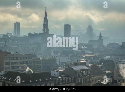 Belgien, Brüssel, 31. Dezember 2024; Rauch steigt aus Schornsteinen in brüssel, belgien, an einem kalten nebeligen Wintermorgen Stockfoto
