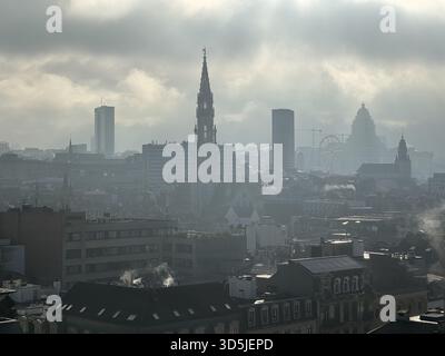 Belgien, Brüssel, 31. Dezember 2024; Brüsseler Stadtbild mit niedrigen Wolken und Nebel, mit dem großen Platz und dem Rathaus, die eine stimmungsvolle Atmosphäre schaffen Stockfoto