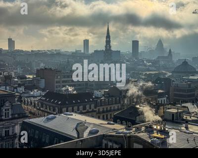 Belgien, Brüssel, 31. Dezember 2024; Rauchschornsteine im Stadtzentrum von brüssel, mit dem Rathaus und dem Justizpalast im Hintergrund Stockfoto
