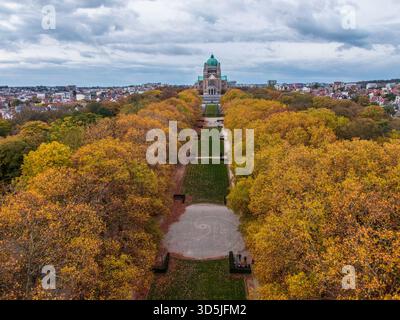 Koekelberg Basilika, eingerahmt von wechselnden Herbstbäumen in einem brüsseler Stadtpark von oben Stockfoto