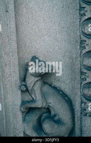 BAS-Relief eines Fuchses auf einem Gebäude. Hochwertige Fotos Stockfoto