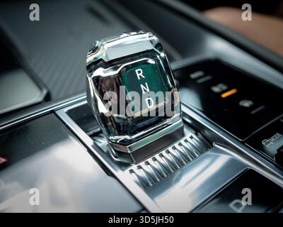 Nahaufnahme des Kristall-Schaltknopfs des Luxusautos mit R-, N- und D-Blinkern in modernen Fahrzeugen. Stockfoto