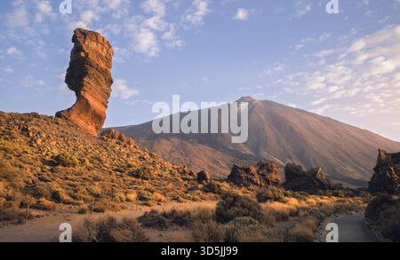 Ein atemberaubender Sonnenaufgang über einzigartigen Felsformationen und dem majestätischen Teide im Nationalpark Las Canadas del Teide, Teneriffa, Spanien Stockfoto