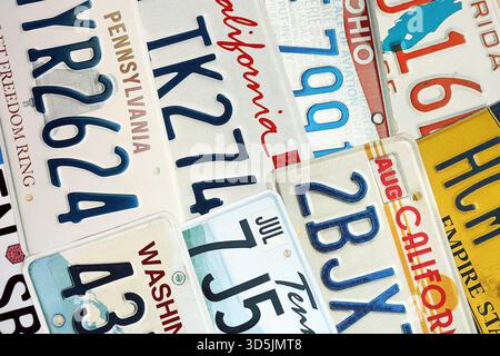 KIEW, UKRAINE - 18. OKTOBER 2025 viele US-Nummernschilder verschiedener staaten sind registriert. Viele US-Nummernschilder Stockfoto