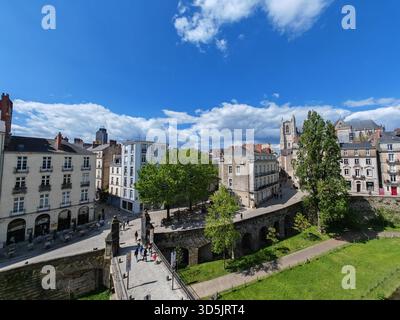 Historischer Stadtplatz mit alter Steinmauer und traditionellen europäischen Gebäuden Stockfoto