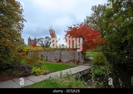 Der Jagdturm im Sissinghurst Castle Garden im Herbst in der Nähe von Cranbrook, Kent, England, Großbritannien Stockfoto