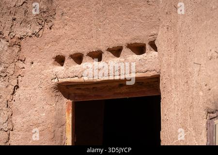 Haustür in Ksar Ait Ben haddou, altes Berber-Dorf aus ziegelstein oder Kasbah. Zusammensetzung der Wände des adobe ksar. Stockfoto