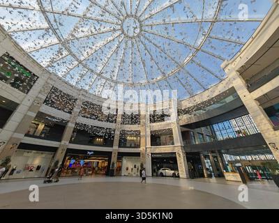 Modernes Einkaufszentrum mit Glaskuppeldecke Stockfoto