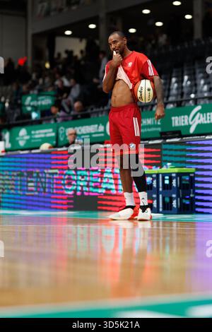 Isiaha Mike (FC Bayern Basketball) mit Ball, VET Concept Gladiators Trier vs FC Bayern Basketball, Basketball, BBL Pokal, Viertelfinale, Saison 2025/2026, 16.11.2025 Foto: Eibner-Pressefoto/Alexander Neis Stockfoto