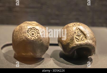 Thailändisches Silberkugelgeld, Phot duang oder Pod duang mit Hakra-Mongkut-Zeichen, 1850er - 1860er Jahre Stockfoto