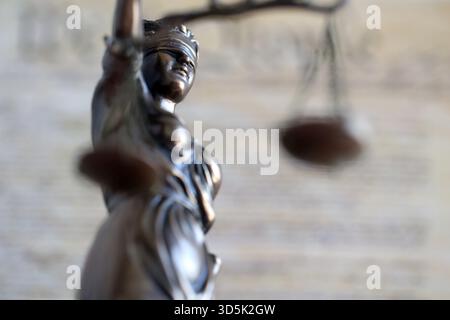 Die Statue der Gerechtigkeit Themis, die Göttin der Gerechtigkeit mit den Augen gegen die US-Verfassung Seite. Urteil und Strafe in den Vereinigten Staaten Stockfoto