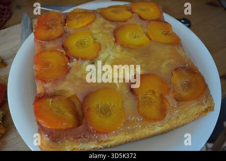 Hausgemachte Square Peach Upside Down Kuchen Stockfoto