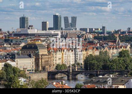 Blick auf das Ostufer der Moldau in Prag Stockfoto