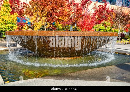 Ein Brunnen im Bellevue City Park im Bundesstaat Washington. Es ist Herbstsaison. Stockfoto