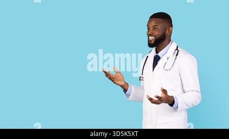 Freundliche Schwarze Arzt Beratung Patient Während Auf Blauem Hintergrund Stehen Stockfoto