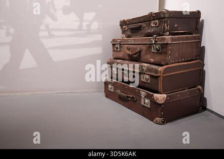Vintage-Koffer im Innenbereich als Reise- und Nostalgiekonzept Stockfoto