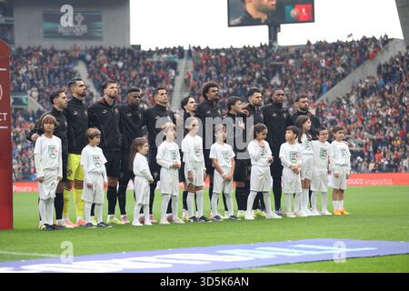 16. November 2025 – Qualifikation zur FIFA-Weltmeisterschaft 2026, 6. Runde – Portugal gegen Armenien – Estadio de Dragao, Porto, Portugal. Portugiesische Nationalmannschaft während der Hymne Stockfoto