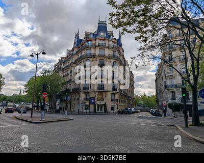 Historisches Pariser Gebäude an der Straßenecke Stockfoto