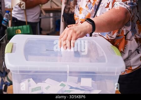 Santiago, RM, CHILE. November 2025. Heute, Sonntag, den 16. November, gehen chilenische Bürger zu den Wahlen, um 179 parlamentsabgeordnete zu wählen, aber das Hauptereignis wird das Präsidentschaftsrennen sein. Die weitverbreitete Unzufriedenheit mit der Regierung von Präsident Gabriel Boric sowie die Sorge über die zunehmende öffentliche Unsicherheit und die Wirtschaft werden zweifellos die Hauptgründe für Veränderungen sein. Mit der obligatorischen Wahl mobilisieren sich Chilenen, um den neuen Präsidenten zu wählen. (Kreditbild: © Francisco Arias/ZUMA Press Wire) NUR REDAKTIONELLE VERWENDUNG! Nicht für kommerzielle ZWECKE! Stockfoto
