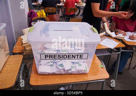 Santiago, RM, CHILE. November 2025. Heute, Sonntag, den 16. November, gehen chilenische Bürger zu den Wahlen, um 179 parlamentsabgeordnete zu wählen, aber das Hauptereignis wird das Präsidentschaftsrennen sein. Die weitverbreitete Unzufriedenheit mit der Regierung von Präsident Gabriel Boric sowie die Sorge über die zunehmende öffentliche Unsicherheit und die Wirtschaft werden zweifellos die Hauptgründe für Veränderungen sein. Mit der obligatorischen Wahl mobilisieren sich Chilenen, um den neuen Präsidenten zu wählen. (Kreditbild: © Francisco Arias/ZUMA Press Wire) NUR REDAKTIONELLE VERWENDUNG! Nicht für kommerzielle ZWECKE! Stockfoto