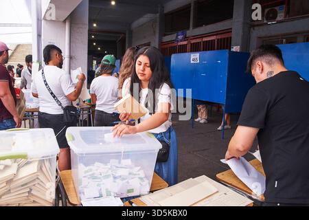 Santiago, RM, CHILE. November 2025. Heute, Sonntag, den 16. November, gehen chilenische Bürger zu den Wahlen, um 179 parlamentsabgeordnete zu wählen, aber das Hauptereignis wird das Präsidentschaftsrennen sein. Die weitverbreitete Unzufriedenheit mit der Regierung von Präsident Gabriel Boric sowie die Sorge über die zunehmende öffentliche Unsicherheit und die Wirtschaft werden zweifellos die Hauptgründe für Veränderungen sein. Mit der obligatorischen Wahl mobilisieren sich Chilenen, um den neuen Präsidenten zu wählen. (Kreditbild: © Francisco Arias/ZUMA Press Wire) NUR REDAKTIONELLE VERWENDUNG! Nicht für kommerzielle ZWECKE! Stockfoto