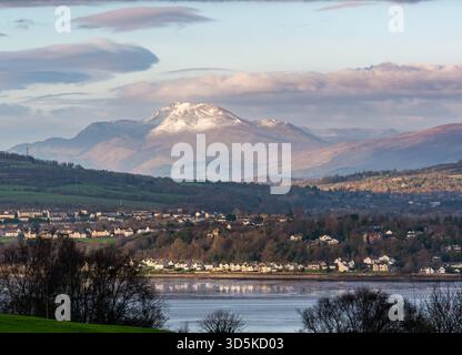 Clyde Valley, Schottland, Großbritannien, 15. November 2025. Wetter in Großbritannien: Der erste Schnee des Winters kann auf dem Gipfel des Ben Lomond von einem Blick über den Clyde River aus gesehen werden. Quelle: Sally Anderson/Alamy Live News Stockfoto