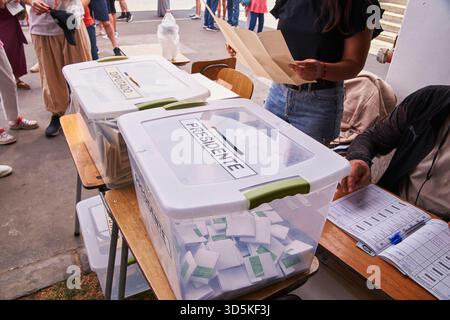 Santiago, RM, CHILE. November 2025. Heute, Sonntag, den 16. November, gehen chilenische Bürger zu den Wahlen, um 179 parlamentsabgeordnete zu wählen, aber das Hauptereignis wird das Präsidentschaftsrennen sein. Die weitverbreitete Unzufriedenheit mit der Regierung von Präsident Gabriel Boric sowie die Sorge über die zunehmende öffentliche Unsicherheit und die Wirtschaft werden zweifellos die Hauptgründe für Veränderungen sein. Mit der obligatorischen Wahl mobilisieren sich Chilenen, um den neuen Präsidenten zu wählen. (Kreditbild: © Francisco Arias/ZUMA Press Wire) NUR REDAKTIONELLE VERWENDUNG! Nicht für kommerzielle ZWECKE! Stockfoto